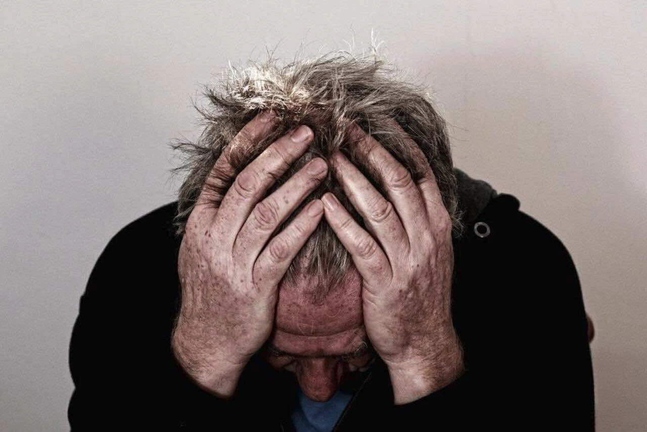 Un homme se prends la tpete dans ses mains