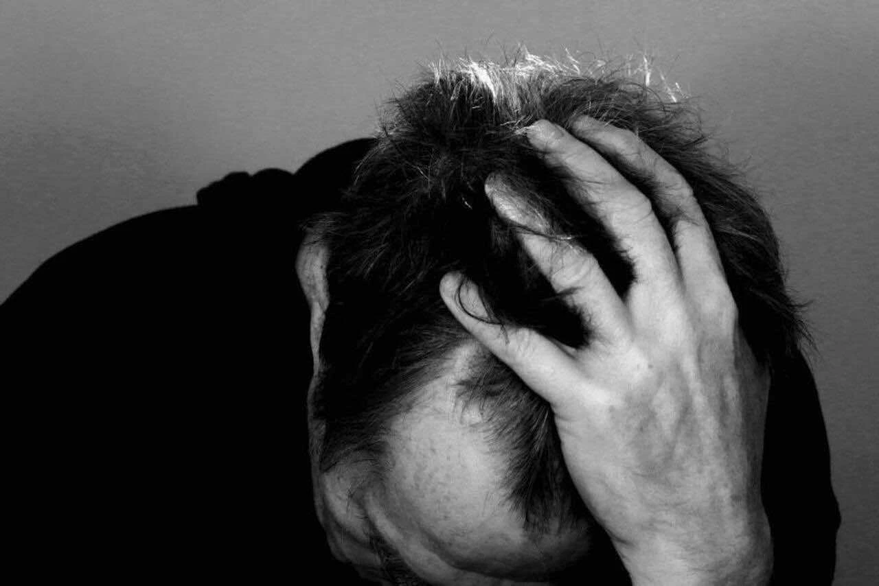 Un homme la main dans les cheveux